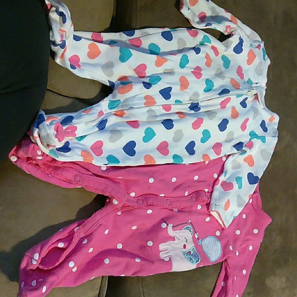 2 Baby footies